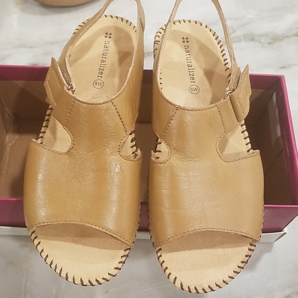 naturalizer flat sandals
